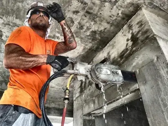 Cutting a beam over a door in a construction site. In this case we used the saw to cut and finished with the chainsaw.